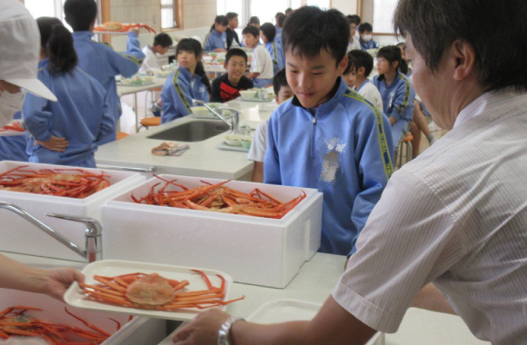 写真：ベニズワイガニの給食