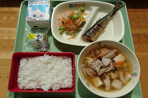 写真：芋の子汁の給食
