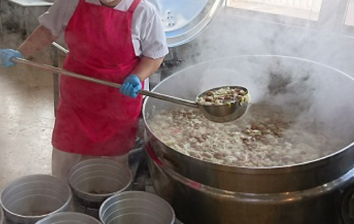 写真：芋の子汁の調理風景