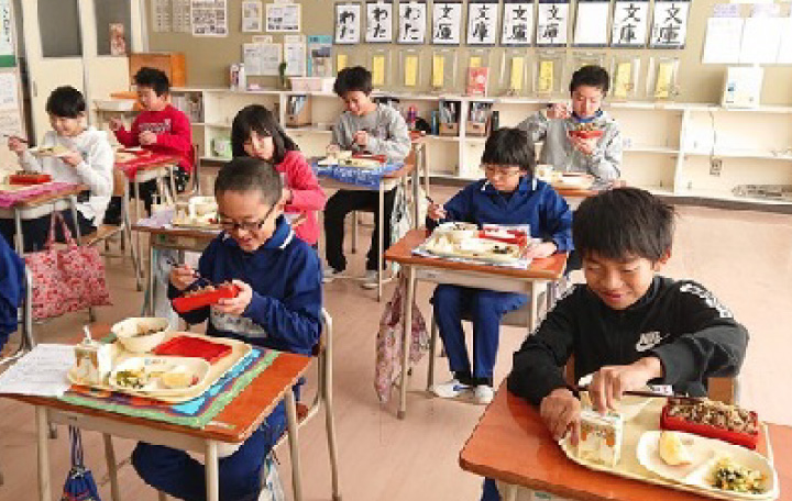 写真:芋の子汁の給食風景