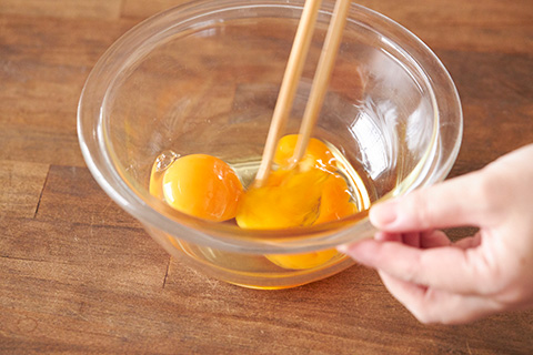 写真：卵を溶く