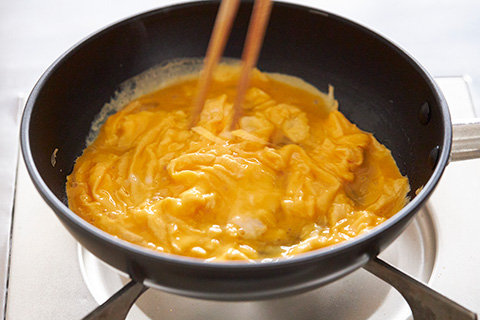 写真：卵に火を通す