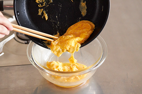 写真：卵をボウルに移し、菜箸でほぐす