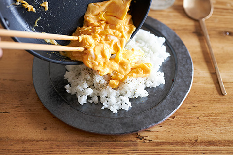 写真：卵をごはんに乗せる