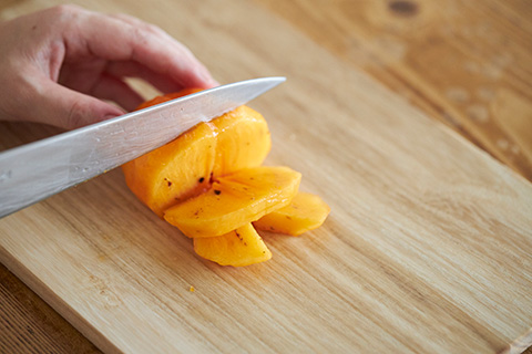 写真：柿のへたを取り、皮をむいて、薄切りに