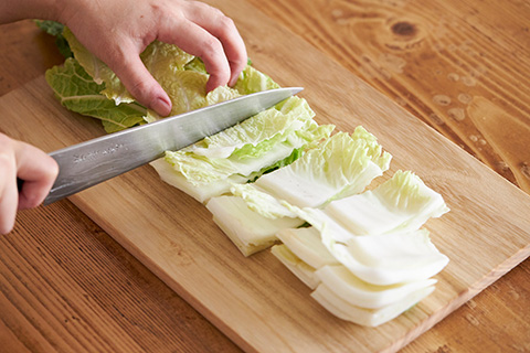 写真：はくさいを適当な大きさに切る