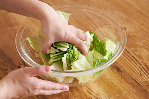 写真：はくさいに塩をもみこみ、水気を切る