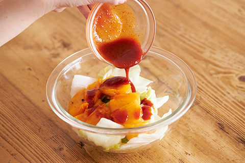 写真：キムチの素を混ぜ合わせ、30分以上おいたら出来上がり