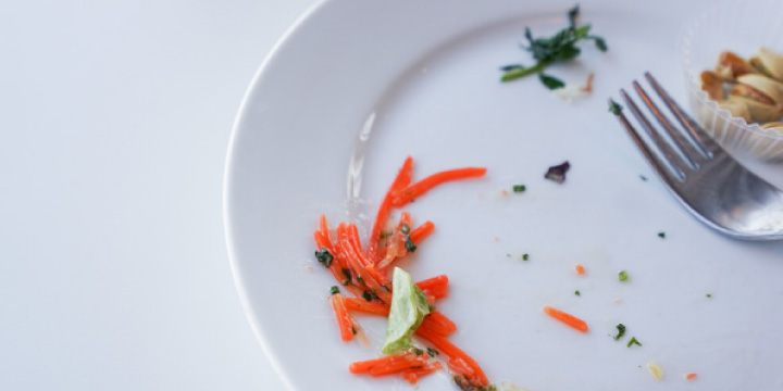 写真:食べ物の残ったお皿