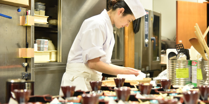 写真：日本料理を作る渡貫淳子さん