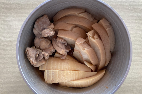 写真:たけのことお麩の煮物
