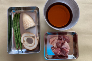 写真:たけのことお麩の煮物の材料