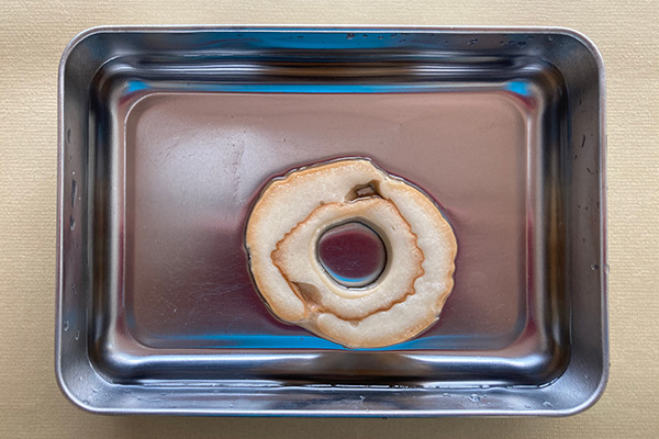 写真:車麩を水で戻す