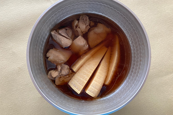 写真:うどんのつゆと筍を加えて10分煮る