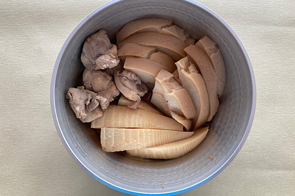 写真:車麩を加えてさらに5分煮る