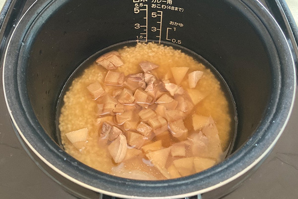 写真:だし汁を加える