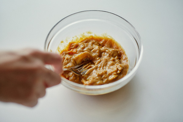 写真:残ったカレーをフォークでつぶす