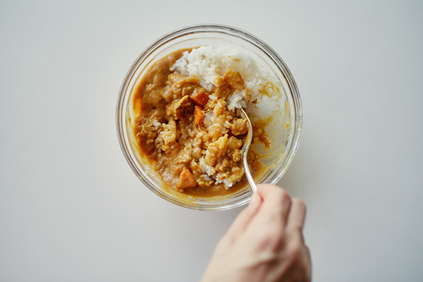 写真:ごはんを加えてよく混ぜる