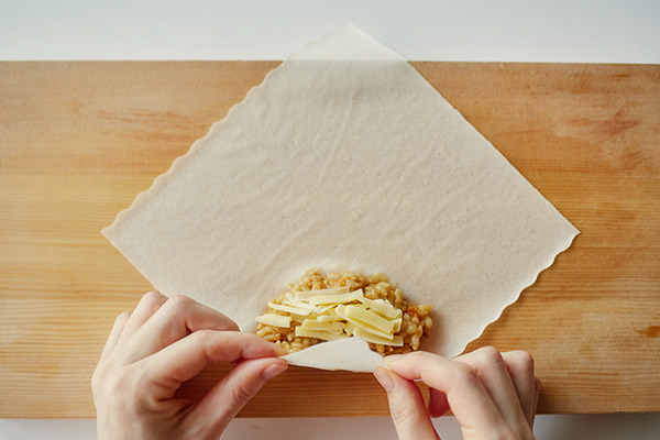 写真:巻きの皮をひし形に置き、手前にカレーとピザ用チーズをのせる