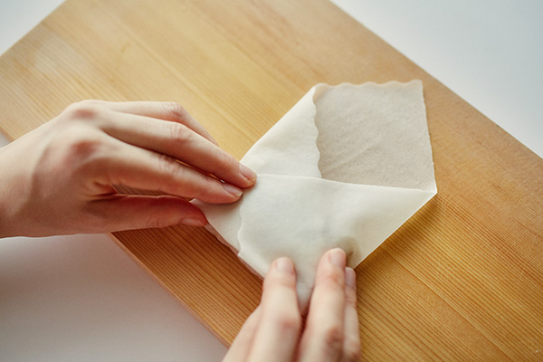 写真:春巻きを巻き、水溶き小麦粉で閉じる