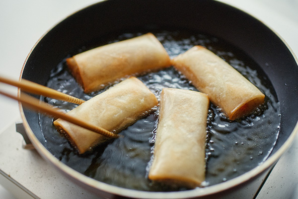 写真:春巻きを揚げる