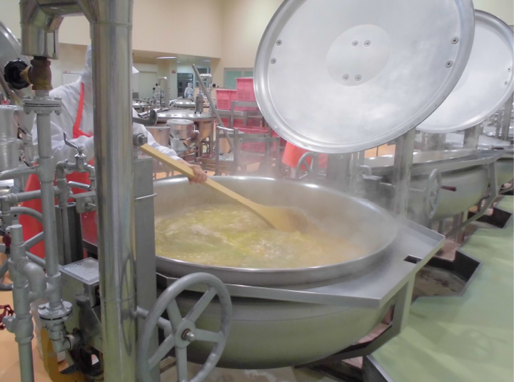 写真:福来みかんラーメンの調理風景