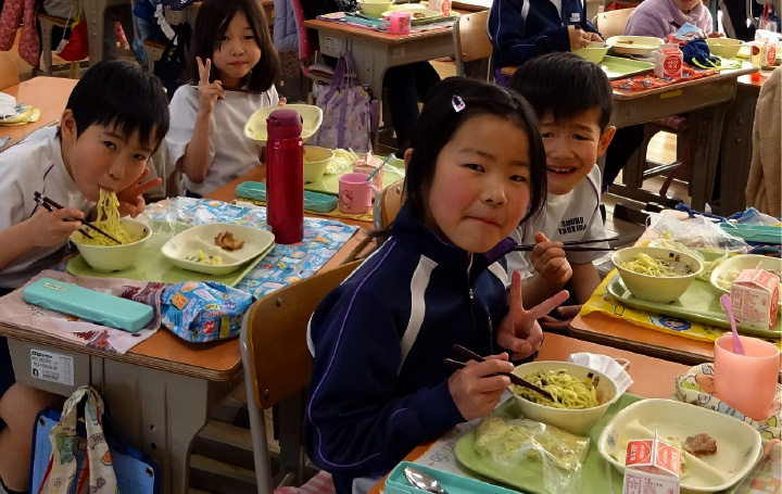 写真:福来みかんラーメンの給食の様子