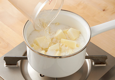 写真：りんごとサイダー、レモン汁を入れて弱火で煮る