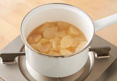 写真：りんごが柔らかくなれば出来上がり