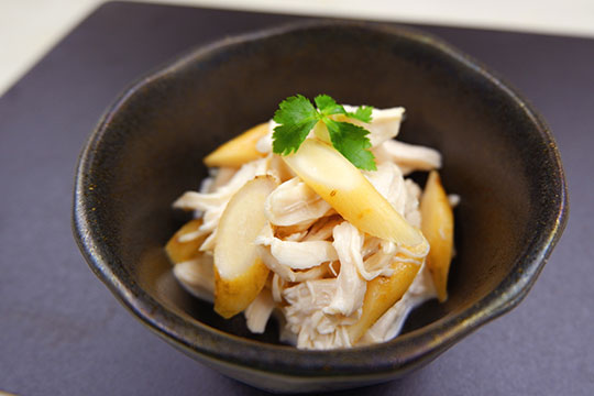 写真:ごぼうの風味際立つささみマヨ和え