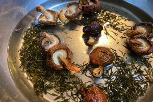 写真:干ししいたけと刻みコンブをぬるま湯で戻したら、干ししいたけを食べやすい大きさに切っておきます。