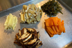 写真:油あげはお湯で油抜きしてしっかり絞り、にんじん、しょうがと同じ大きさに切ります。