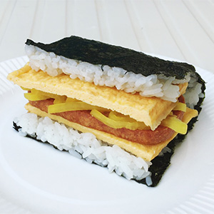 写真:ジップマートポークたまごおにぎり(沖縄県)