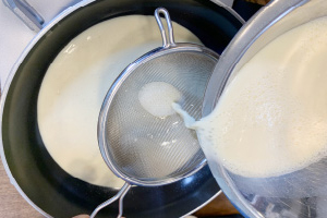 写真:ザルで濾して鍋に入れる