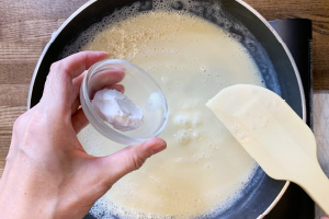 写真:ココナッツクリームを加えてかき混ぜ火を止める