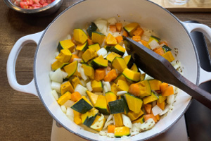 写真:にんにく、しょうが、たまねぎ、にんじん、かぼちゃの順に炒める