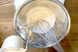 写真:米粉、寒天パウダー、てんさい糖と自然塩を入れ、無調整豆乳を少しずつ加えながらよく溶かす