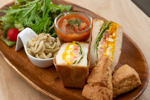 写真:米粉ブレッドのサンドイッチプレート