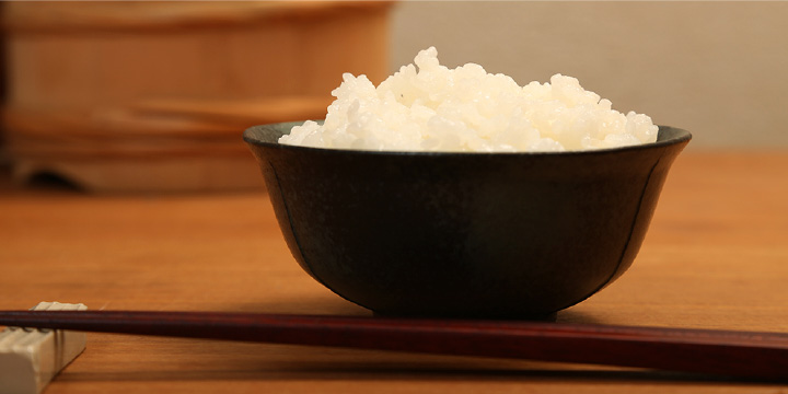 写真:茶碗に盛ったご飯
