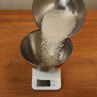 写真:はかりで米を計量