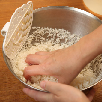 写真:ボウルで米研ぎ