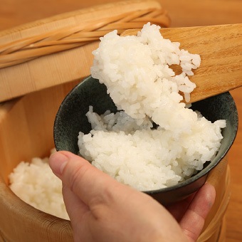 写真:ご飯をよそう