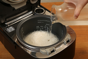 写真:冷水で米を炊く