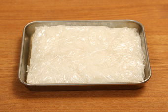 写真:ラップに包んだご飯