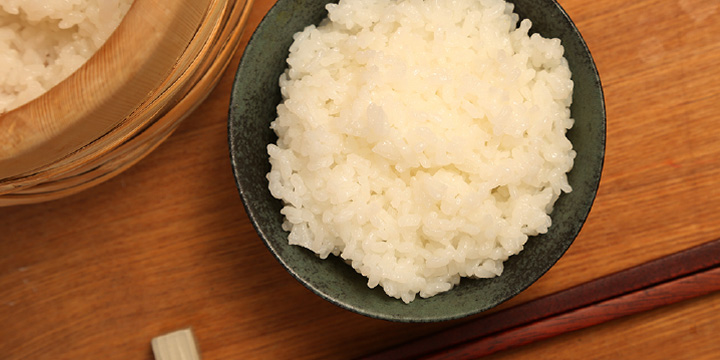 写真:茶碗によそったご飯