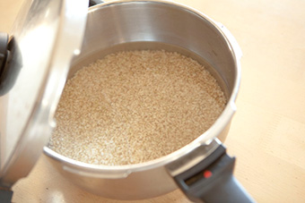 写真:圧力鍋で炊飯