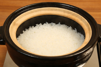 写真:土鍋で炊飯