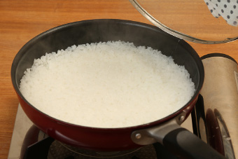写真:フライパンで炊飯