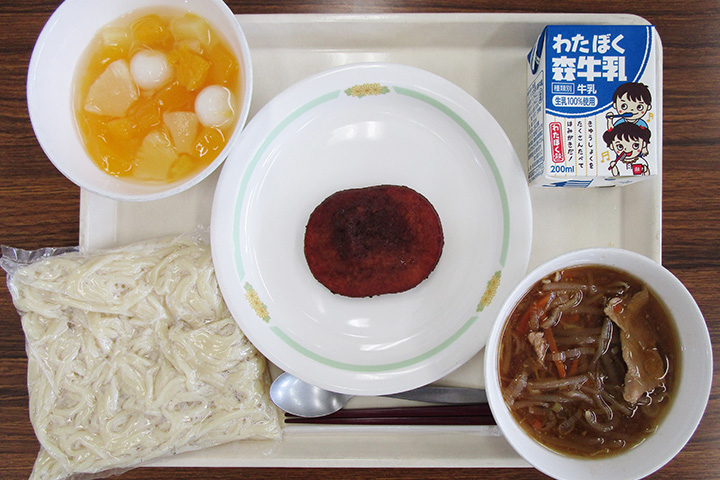 写真:ゼリーフライの給食
