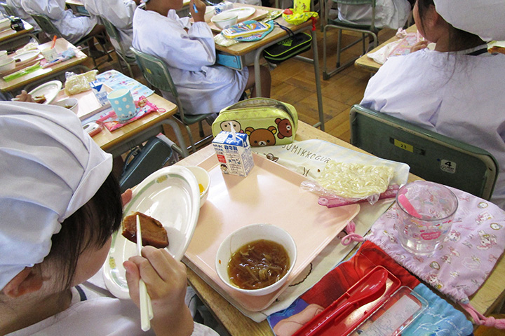 写真:ゼリーフライの出る給食の様子
